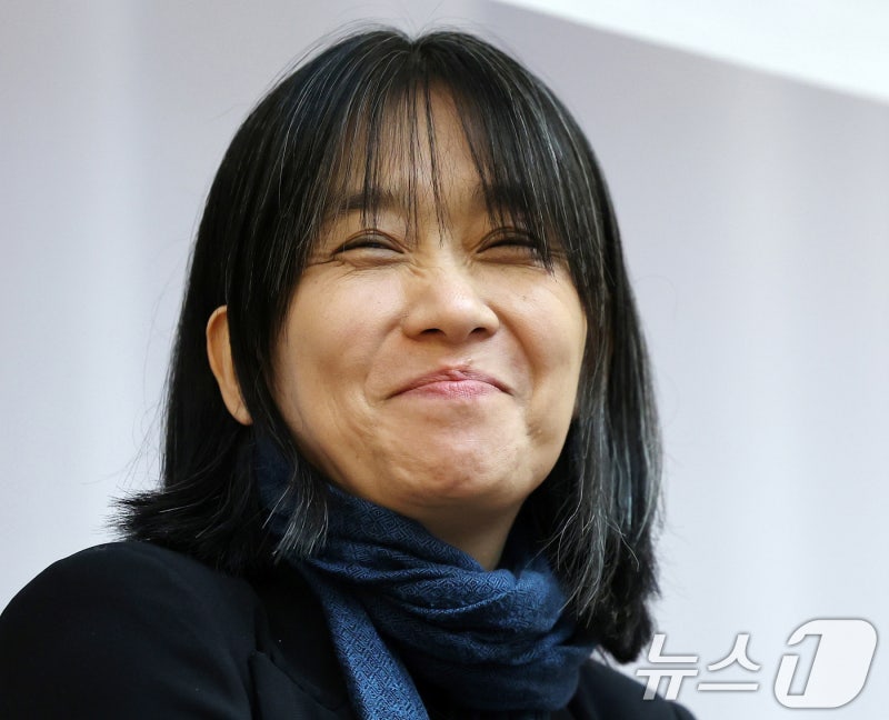[뉴스1 PICK]'<b>소년이 온다</b>' 한강, 노벨 문학상 수상 쾌거…韓 작가 최초