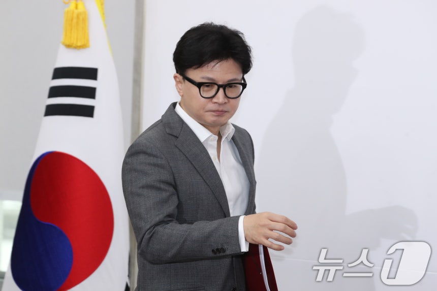 Hanhun Han, the leader of the People's Power, attends the highest council meeting at the National Assembly in Yeouido, Seoul on the morning of the 14th. 10/14/2024/News1 ⓒ News1 Lee Kwang-ho Reporter