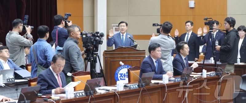[국감] 선서하는 <b>김관영 전북특별자치도지사</b>