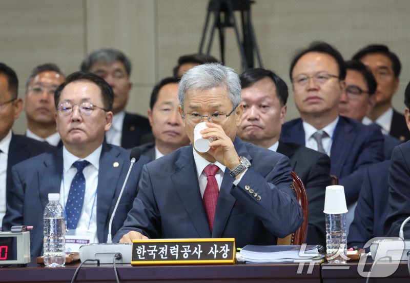 <b>김동철 한전 사장</b> "필수 전력망 투자 위해 전기료 정상화 추진"