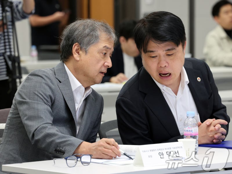 의료정책연구원장과 대화 나누는 <b>임현택 회장</b>