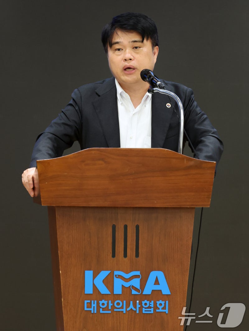 의료정책포럼서 격려사하는 <b>임현택 회장</b>