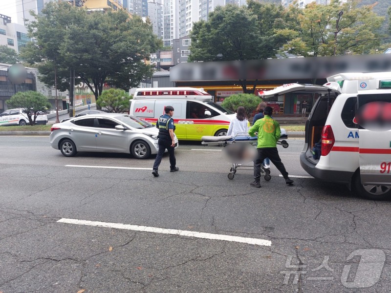 김해 <b>전국체전 마라톤</b> 경기 중 70대 운전 차량 <b>선수</b> 들이 받아