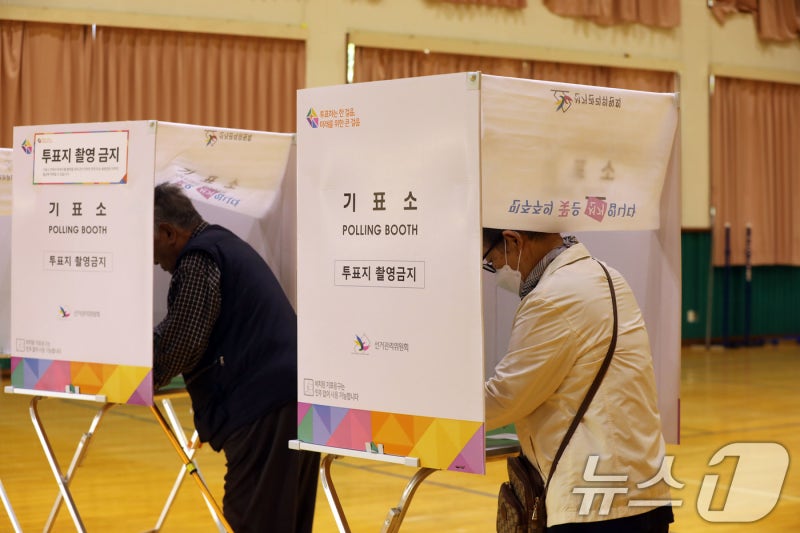 재보궐 11시 <b>투표</b>율 4.59%…서울교육감 4.33%·부산·인천·전남 11.26%