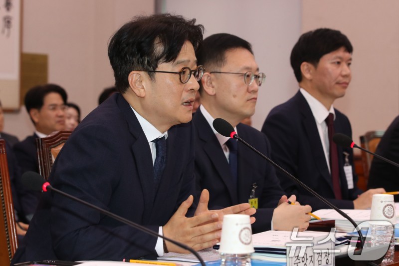 <b>이창수 중앙지검장</b>, <b>김여사</b> 도이치 영장 청구 여부에 "안 했다"