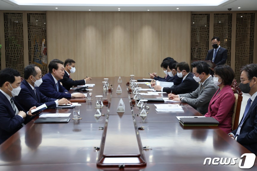 윤석열 대통령이 7일 용산 대통령실에서 제10차 비상경제민생회의를 주재하고 있다. (대통령실 제공) 2022.10.7/뉴스1 ⓒ News1 안은나 기자