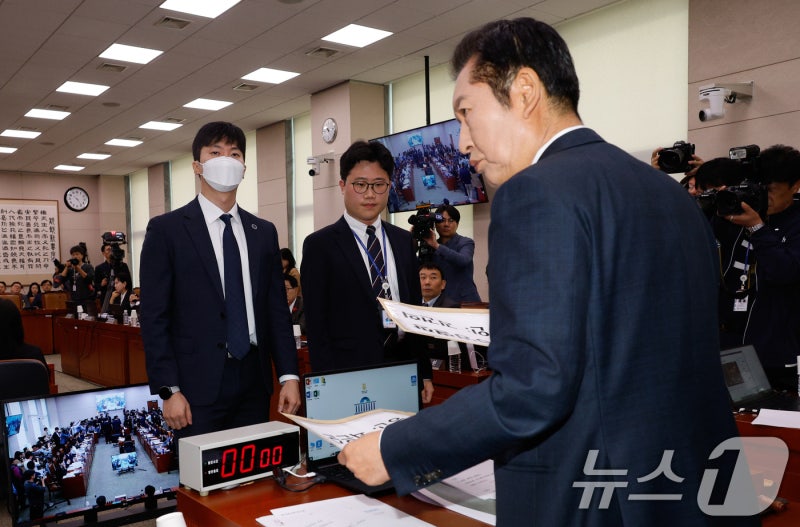 사상 첫 영부인 <b>동행명령장</b>…"망신주기" vs "<b>여사</b> 체면 챙길 때냐"(종합...