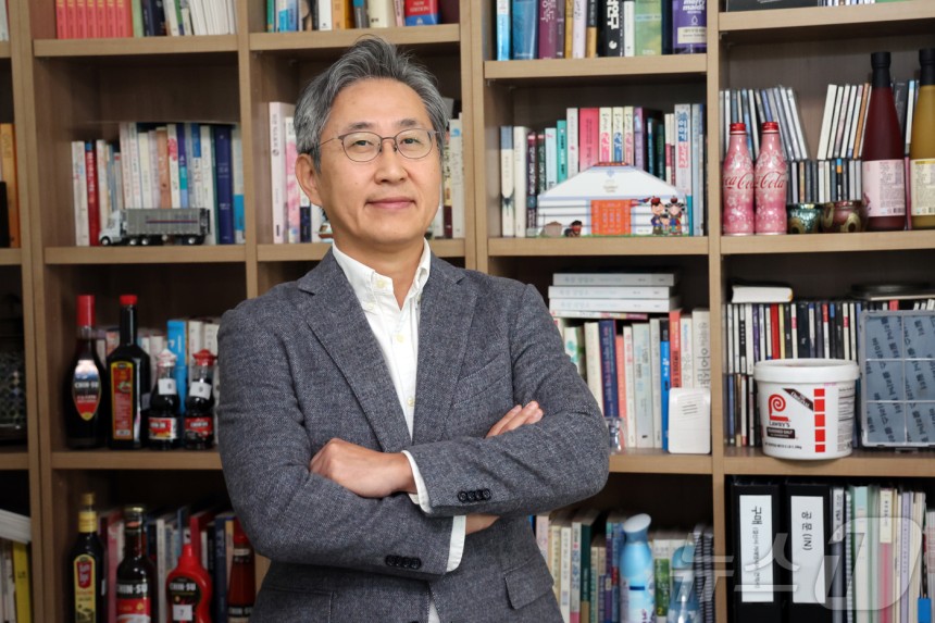 양송화 한국식자재유통협회 협회장이 23일 서울 서초구 한국식자재유통협회 사무실에서 뉴스1과 인터뷰 전 포즈를 취하고 있다. 2024.10.23/뉴스1 ⓒ News1 황기선 기자