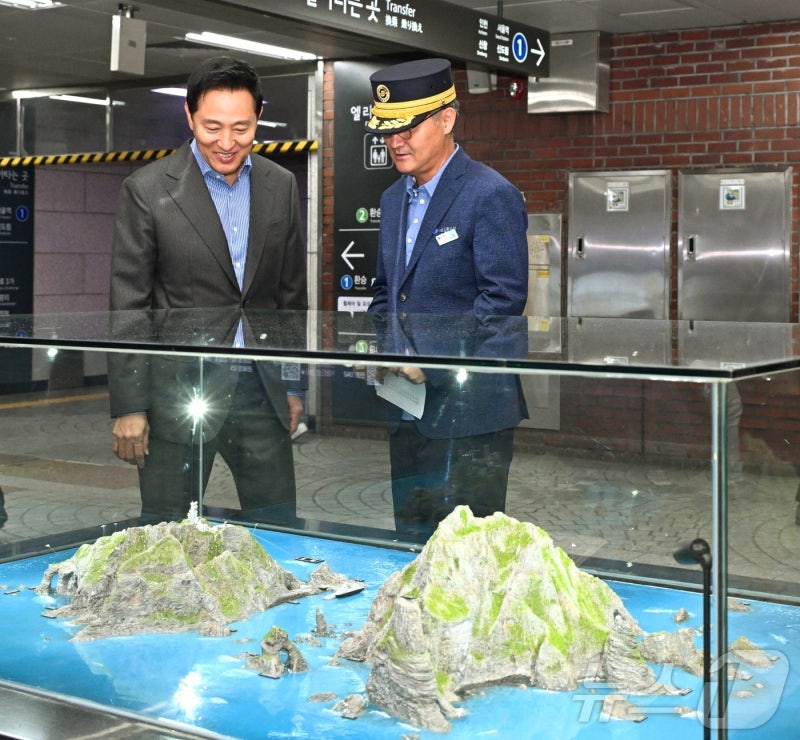 오세훈 '독도의 날' 맞아 시청역 역사 '<b>독도 조형물</b>' <b>점검</b>