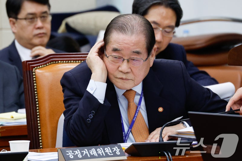 [국감]질의 듣는 <b>이종찬 광복회장</b>