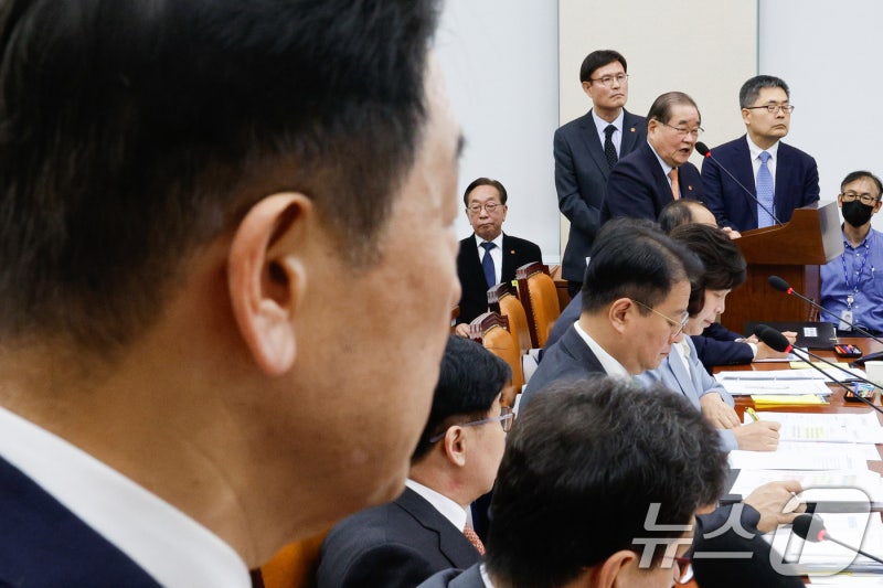 [국감]<b>이종찬 광복회장</b> 답변 듣는 김형석 독립기념관장