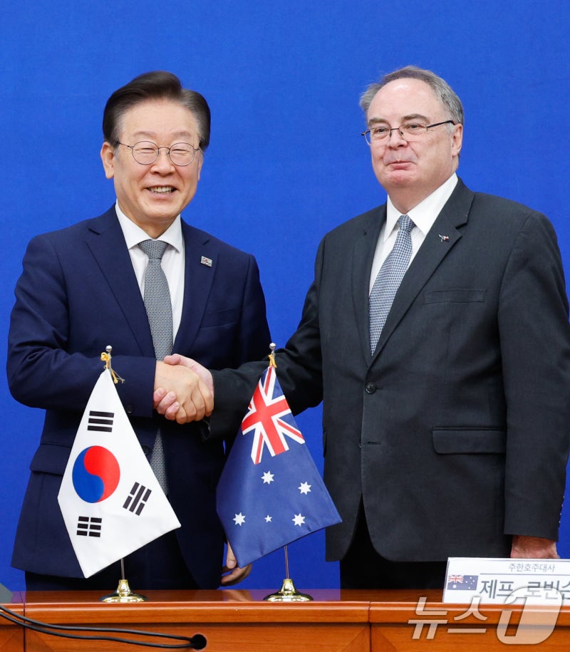 <b>제프 로빈슨</b> 대사와 악수하는 <b>이재명</b> 대표