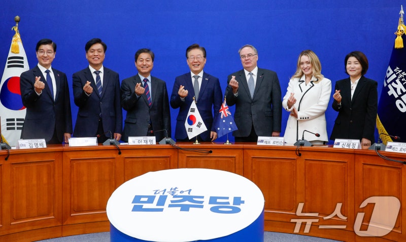 <b>이재명</b> 대표, <b>제프 로빈슨</b> 주한호주대사 접견