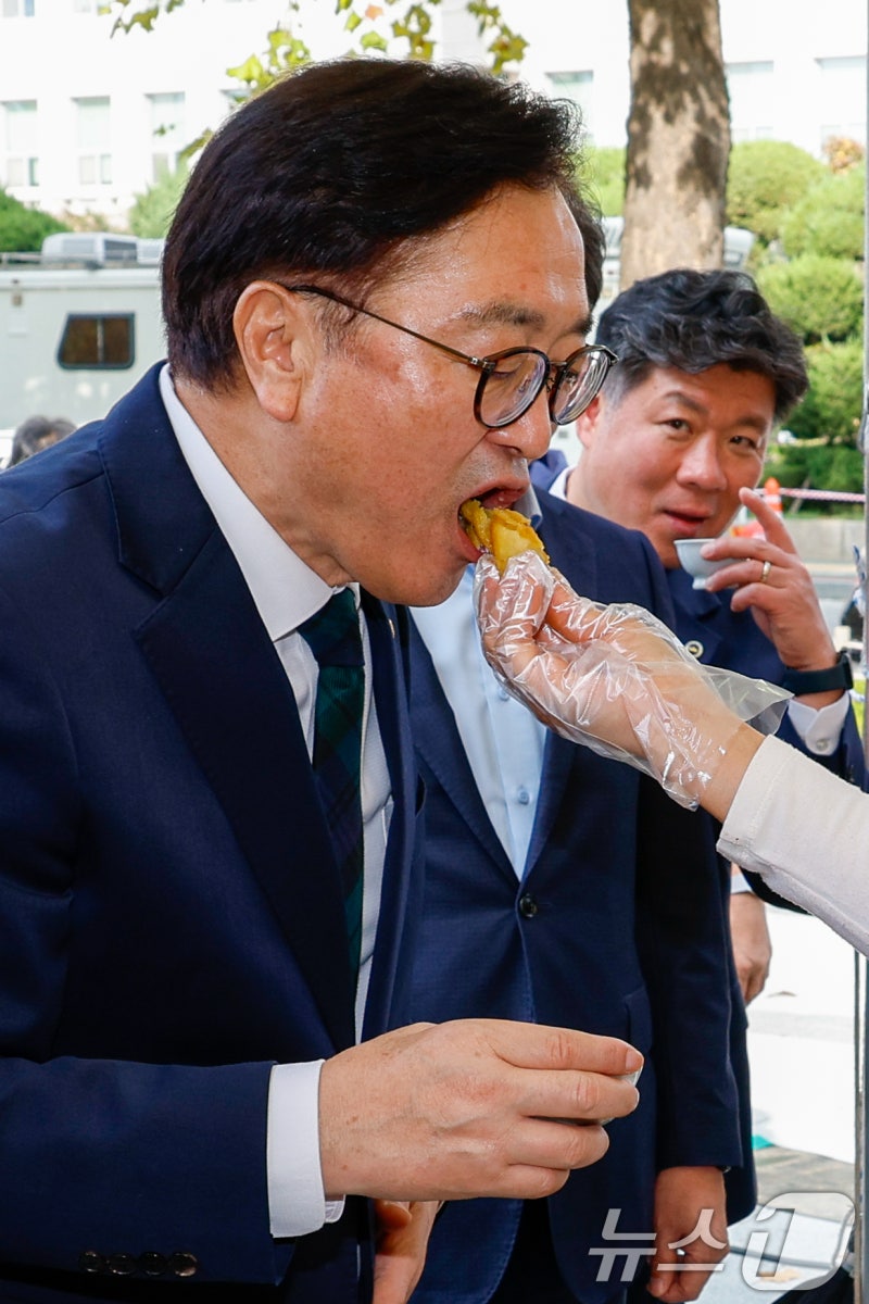 <b>해남</b> 고구마 맛보는 <b>우원식 의장</b>