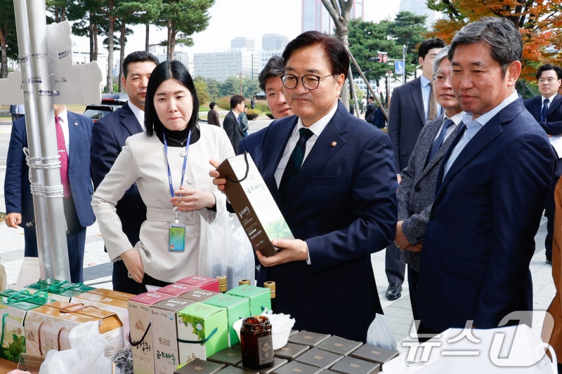 <b>해남</b> 농수특산물 구입하는 <b>우원식 의장</b>