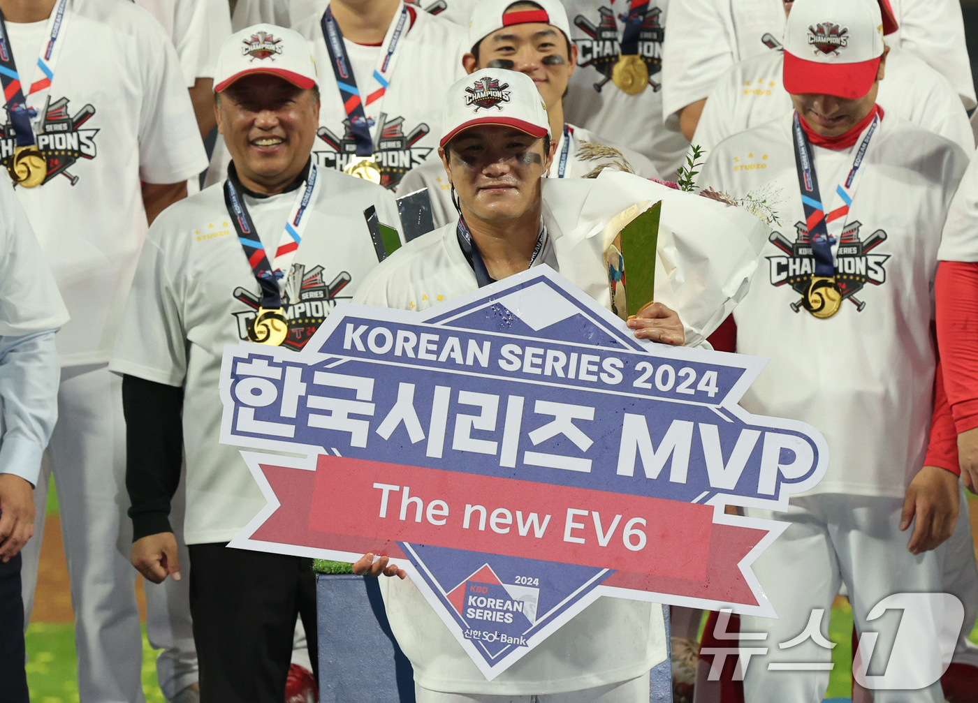 '시리즈 MVP' KIA <b>김선빈</b> "키 작은 <b>선수</b> 안된다는 편견 깼다"(종합)[KS5]