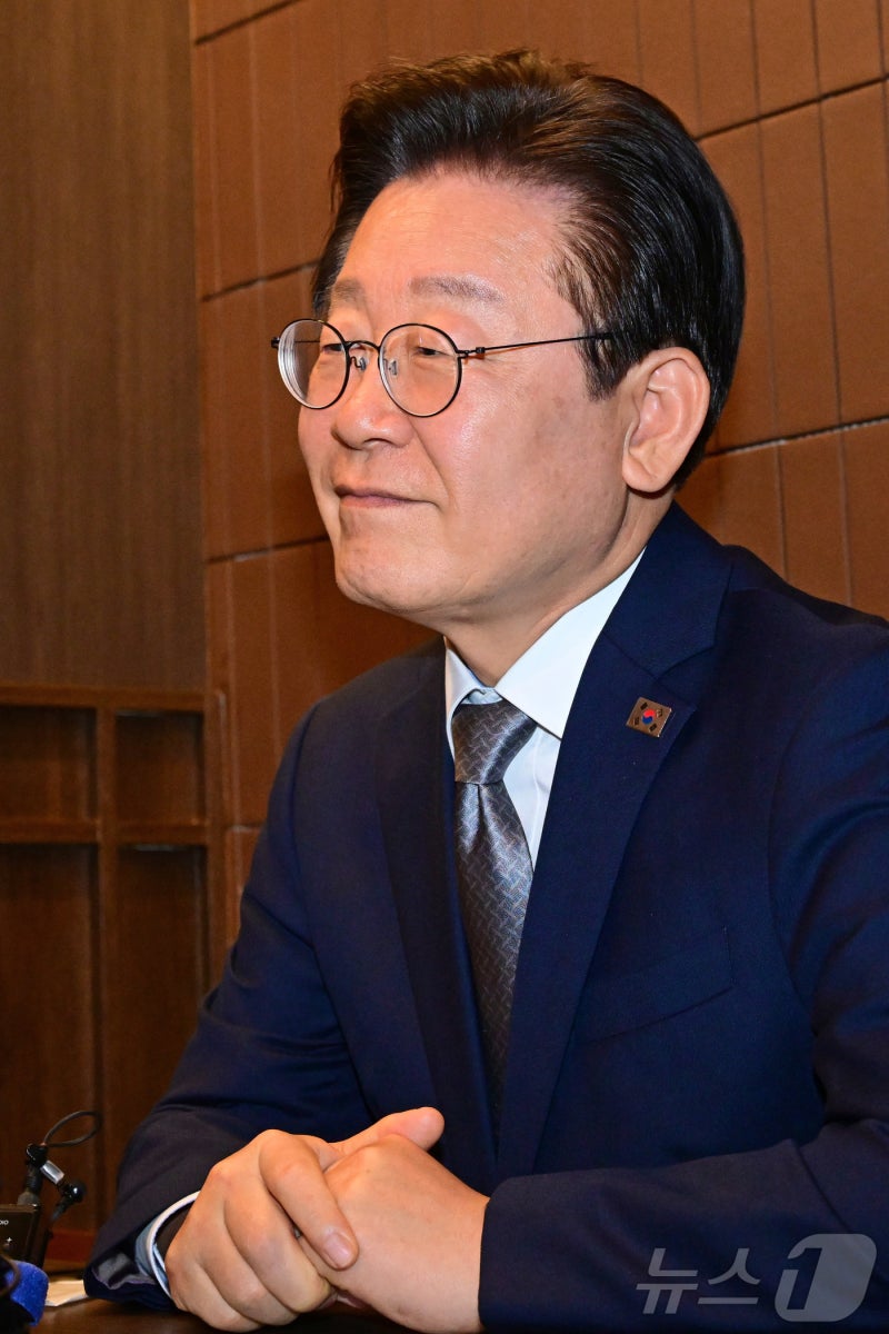 <b>윤여준</b> 전 정관 얘기 듣는 <b>이재명</b> <b>대표</b>