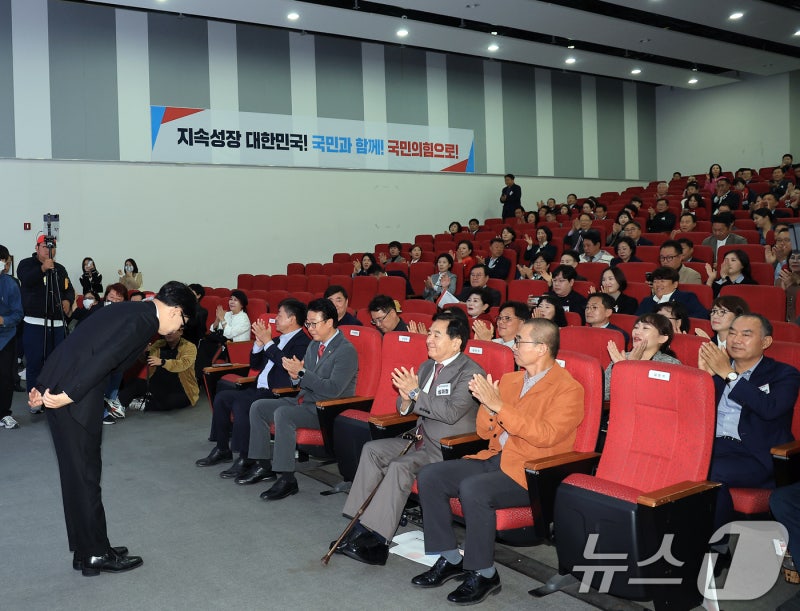 <b>기초의원</b>들 향해 인사하는 <b>한동훈 대표</b>