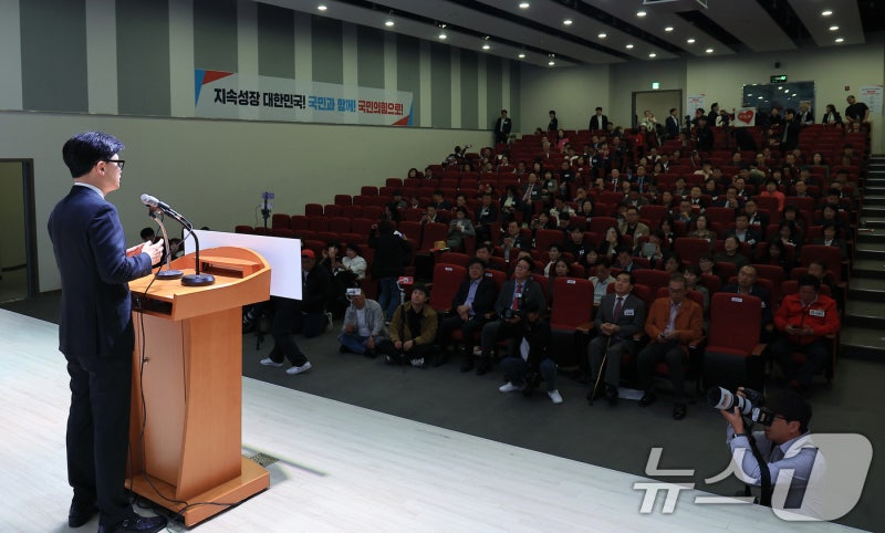 <b>기초의원</b>들 활약 당부하는 <b>한동훈 대표</b>