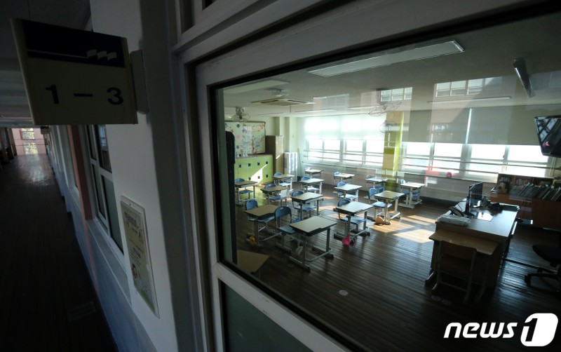 인천 교사 2명 윤 <b>대통령</b> 이름 <b>훈장 거부</b>…"<b>대통령</b>으로 인정 못해"