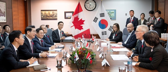 <b>국방</b>·외교<b>장관</b>, <b>캐나다</b>서 3000톤급 잠수함 '세일즈 외교'(종합)