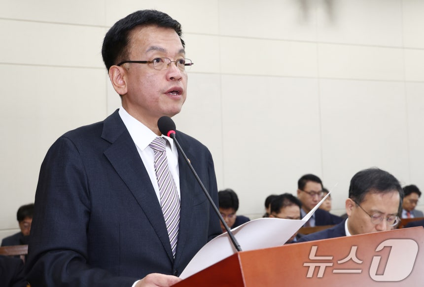 Deputy Prime Minister and Minister of Economy and Finance, Choi Sang-mok, explains the proposed budget at the budget committee meeting held at the National Assembly in Yeouido, Seoul, on the morning of the 6th. 2024.11.6/News1 © News1 Kim Min-ji