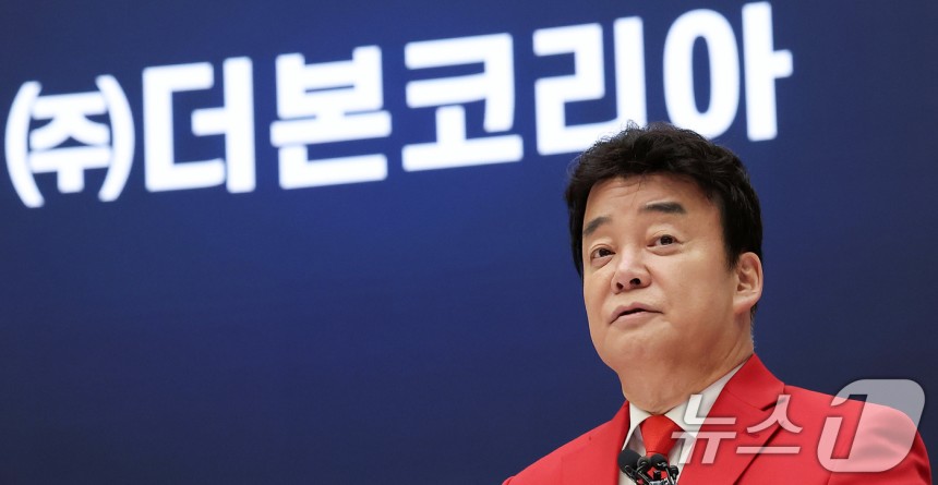 백종원 더본코리아 대표가 6일 서울 영등포구 여의도 한국거래소에서 열린 (주)더본코리아 유가증권시장 신규 상장기념식에서 상장 소감을 밝히고 있다. 2024.11.6/뉴스1 ⓒ News1 김성진 기자