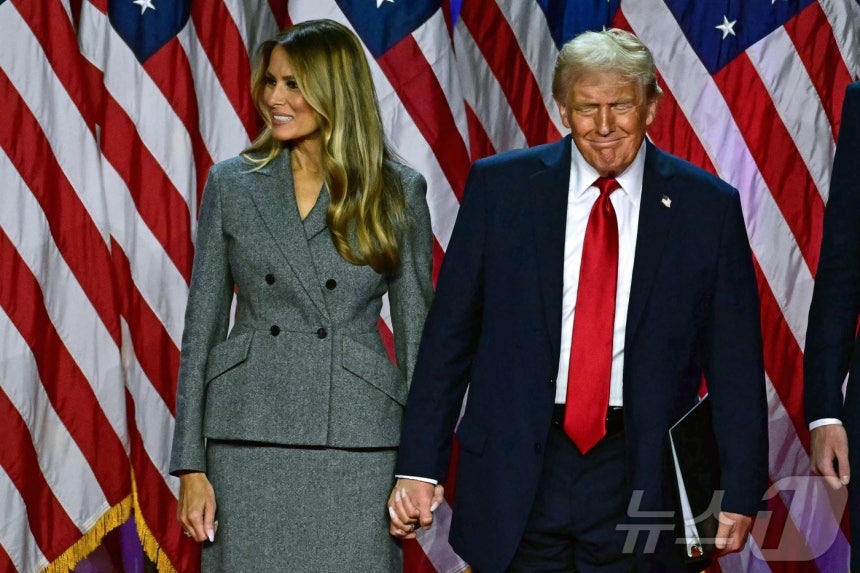 U.S. Republican presidential candidate Donald Trump and his wife Melania take the stage at an election event at the West Palm Beach Convention Center, Florida, on the 6th of November, 2024. ⓒ AFP=News1