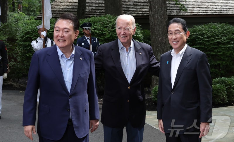 윤, APEC서 <b>한미일 정상</b>회의·이시바와 두번째 한일 정상회담(종합)