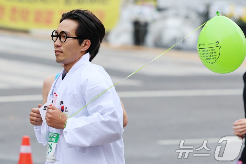 A participant dressed as Baekbeom Kim Gu energetically runs during the '2024 Freedom and Democracy Marathon' held at Seoul Plaza on the morning of the 10th. The marathon is designed to allow runners to pass through historical sites related to the democratization movement and major places symbolizing freedom and democracy.