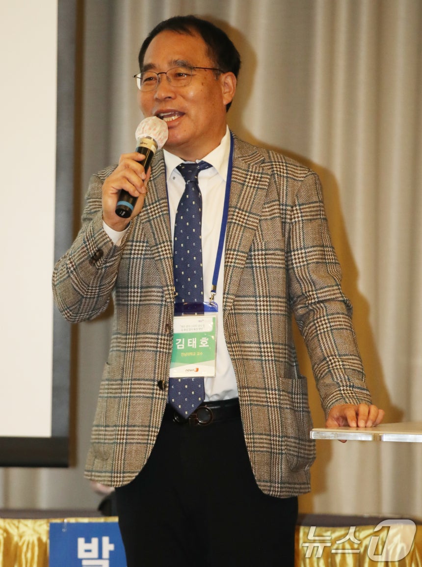 김태호 전남대학교 교수가 15일 제주시 제주아스타호텔에서 열린 제7회 제주플러스전문가포럼에서 '스마트 양식 인력양성 현황과 방향'을 주제로 발제하고 있다. 2024.11.15/뉴스1 ⓒ News1 오현지 기자