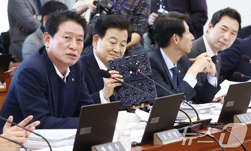 청문회장서 똑같은 디올백 꺼내 든 야당…<b>박장범</b> "<b>파우치</b>는 팩트"