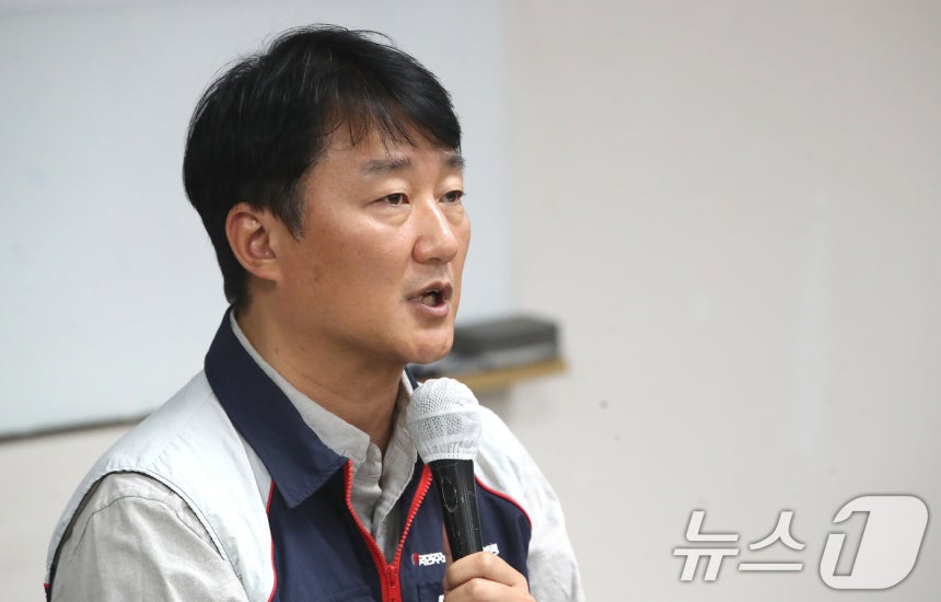 Yang Kyung-soo, head of the Korean Confederation of Trade Unions (KCTU), holds a press conference at the KCTU office in Jeong-dong, Jung-gu, Seoul on the afternoon of the 19th, stating the union's stance on various issues such as the resignation of the Yoon Suk-yeol administration, legislative efforts for labor issues, and the 2024 KCTU policy conference.