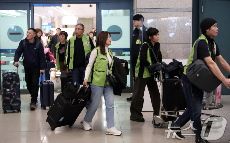 일시 <b>입국</b>하는 <b>사할린 동포</b>들