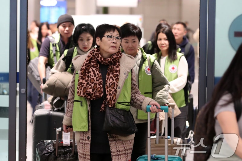 일시 <b>입국</b>하는 <b>사할린 동포</b> 2·3세들