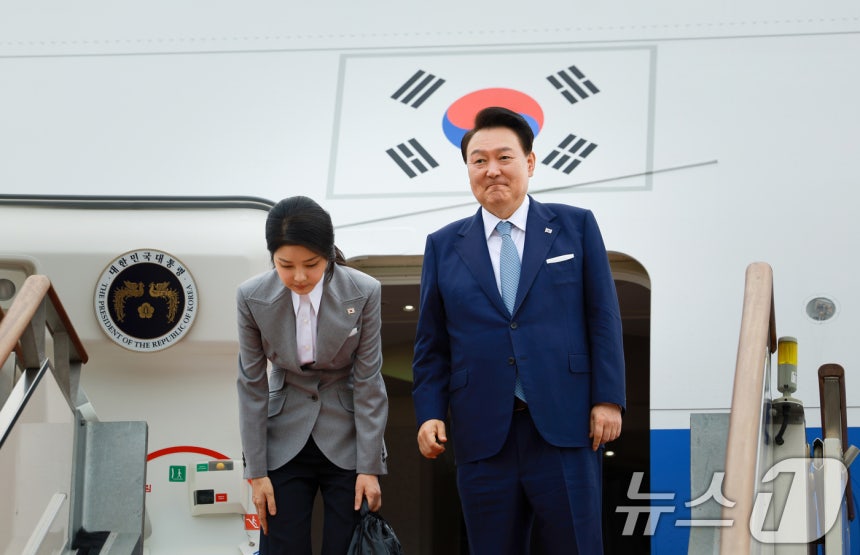 President Yoon Suk Yeol and First Lady Kim Keon Hee are seen boarding the Air Force One at Seoul Air Base in Seongnam on the 19th for an official visit to the Czech Republic. (Provided by the Presidential Office) September 19, 2024/News1 © News1 Song Won Young Reporter