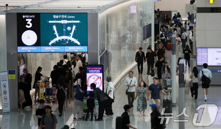 Passengers heading to gates for boarding at Incheon International Airport on the morning of the 30th. 2024.6.30/News1 © News1 Byung-bae Lee