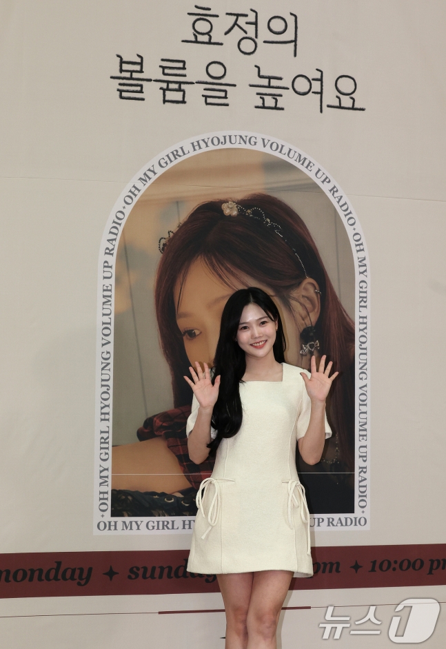 Hyojung 'Meet me on the radio at 8pm'