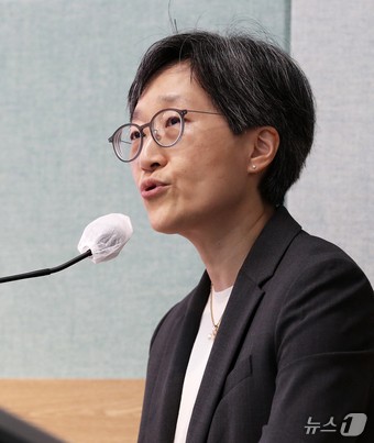 10일 서울 종로구 서울대학교 의과대학 융합관에서 열린 서울의대 교수 비대위·보건복지부 주최 ‘의료개혁, 어디로 가는가‘ 토론회에서 강희경 서울의대·병원 교수 비대위원장이 기조발제를 하고 있다. 2024.10.10/