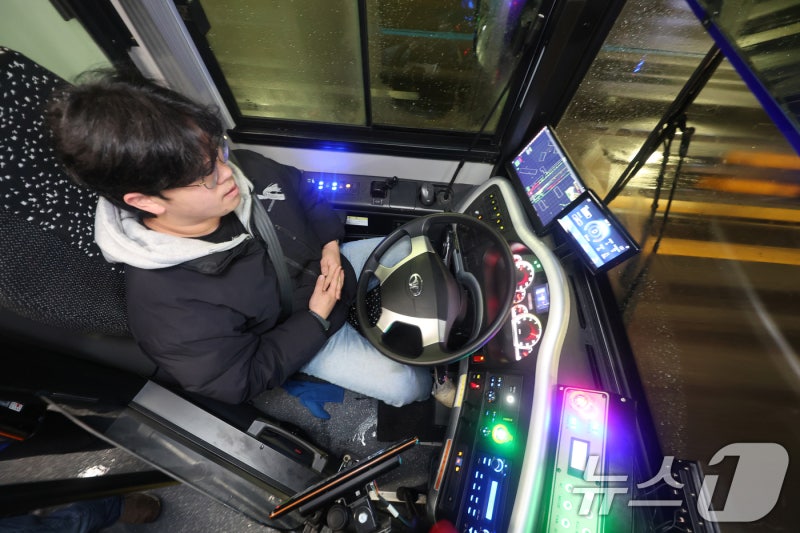 첫 운행 나선 '<b>새벽동행 자율주행버스</b>'