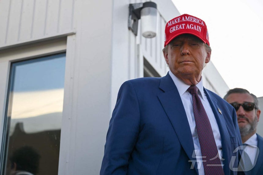 Donald Trump, the President-elect of the United States, is seen arriving in a red MAGA hat to observe the sixth orbital test flight of SpaceX's Starship at the Starbase launch facility in Brownsville, Texas, on the 19th (local time),