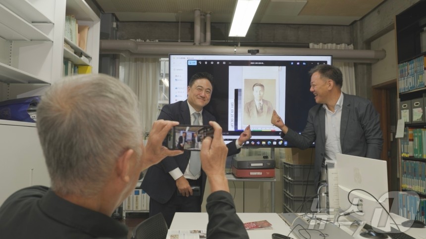가나카와대학 상민문화연구소에서 강정택의 사진을 발견한 손자 이상훈과 이상현.(ubc 울산방송 제공)
