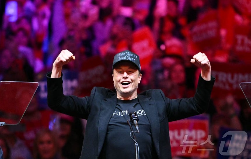 일론 머스크 테슬라 CEO가 27일(현지시간) 뉴욕 매디슨 스퀘어 가든 인근에서 열린 공화당 대선 후보인 도널드 트럼프 전 대통령의 선거 집회에 참석해 주먹을 불끈 쥐고 있다. 2024.10.28 ⓒ AFP=뉴스1