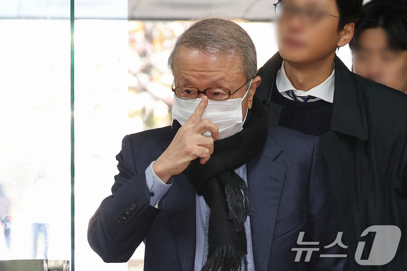 '100억대 배임·횡령' <b>홍원식</b> 전 <b>남양유업 회장</b> 영장심사 출석