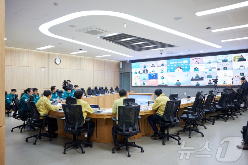 "이제부터 <b>눈과의</b> 전쟁"…<b>김동연</b> 지사, 대설 대책회의 긴급소집