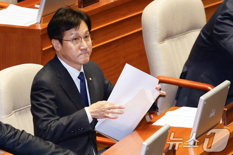 <b>신영대 의원</b> 체포동의안 부결