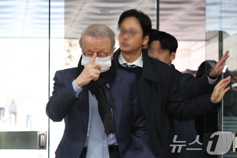 '100억대 <b>배임</b>' <b>홍원식</b> 전 <b>남양유업</b> 회장 구속…"증거 인멸 우려"