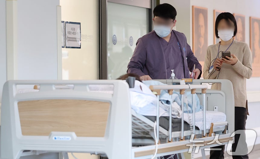 정부의 의대 정원 확대에 반발해 사직한 전공의들이 복귀하지 않는 등 의료계의 집단행동이 장기화 되고 있는 3일 오후 서울의 한 대학병원에서 의료진들이 환자 상태를 체크하고 있다. 2024.12.3/뉴스1 ⓒ News