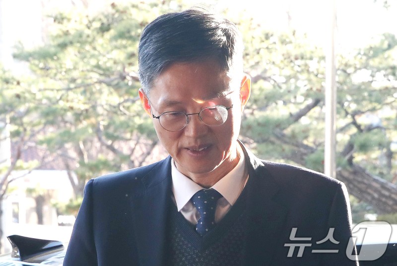 <b>문형배 권한대행</b> '어두운 표정'