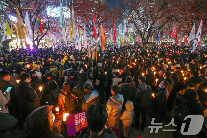 '다시 타오른 <b>촛불</b>'…"밤잠 설치게 한 대통령에게 손배 청구해야"